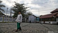 Letaknya yang berada di tengah perkampungan membuat masjid tua nan bersejarah itu tak terlihat jelas jika dari jalan masuk.  