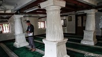 Salah satu pengurus Masjid Al Alam, Kusnadi, mengatakan masjid itu dibangun hanya satu malam. Dulu belum berupa masjid, tetapi surau.  
