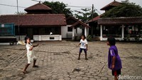 Jika dibandingkan dengan masjid-masjid modern lainnya, memang Masjid Al Alam Marunda tak kalah keren karena memiliki ciri khas yang mencampurkan empat kebudayaan yakni Jawa, Tionghoa, Eropa, dan Betawi.  