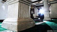 Ornamen khas Jawa pada masjid ini terletak pada kubah. Untuk serapan budaya Tionghoa terlihat pada wuwungan atau atap yang turun seperti lengkung naga. Kemudian untuk kebudayaan Eropa dalam masjid ini bisa disaksikan dari empat tiang beton seperti bidak catur yang ada di dalam masjid. Dan kebudayaan Betawi pada masjid ini terlihat dari bentuk jendela dan pintu masjid.  