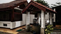 Adapun kekhasan lainnya dari masjid ini adalah sumur tiga rasa.  