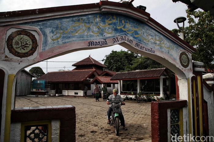 Masjid Al Alam terletak di Jalan Marunda No. 1 atau tepat berada di pinggiran Pantai Marunda, Jakarta Utara. Masjid Al Alam konon dibangun sejak abad ke-16.