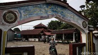 Masjid Al Alam terletak di Jalan Marunda No. 1 atau tepat berada di pinggiran Pantai Marunda, Jakarta Utara.