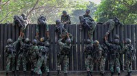 Prajurit Korps Marinir melewati rintangan pagar kayu saat ajang ketangkasan halang rintang di Lapangan HR Kesatrian Marinir R Suhadi Gedangan, Sidoarjo, Jawa Timur, Jumat (12/7/2024).