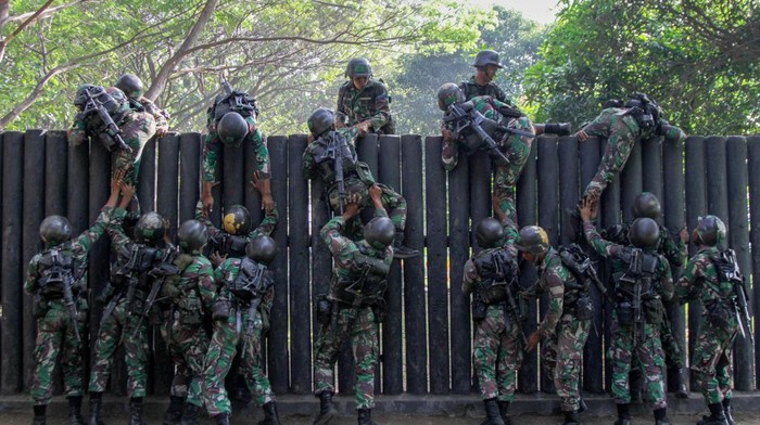 Prajurit Korps Marinir melewati rintangan kolam saat ajang ketangkasan halang rintang di Lapangan HR Kesatrian Marinir R Suhadi Gedangan, Sidoarjo, Jawa Timur, Jumat (12/7/2024). Kegiatan tersebut merupakan rangkaian lomba pembinaan satuan (Binsat) yang bertujuan untuk meningkatkan kemampuan fisik prajurit yang profesional dalam menghadapi tantangan. ANTARA FOTO/Umarul Faruq/aww.