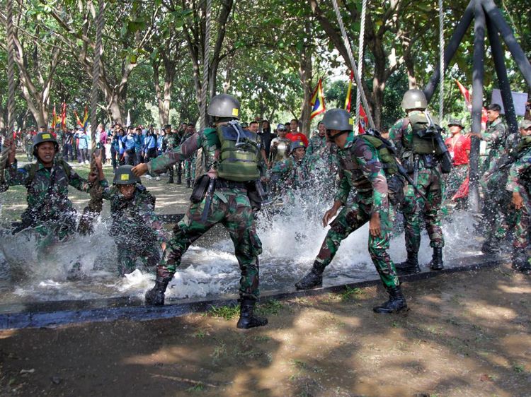 Melihat Kekompakan Marinir dalam Lomba Ketangkasan Halang Rintang