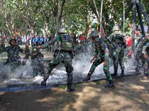 Melihat Kekompakan Marinir dalam Lomba Ketangkasan Halang Rintang