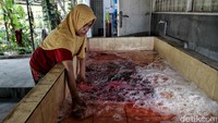 Mul menceritakan batik Marunda baru berumur satu dekade, tepatnya sejak 2014. Batik itu diawali dari program pembinaan yang diinisiasi oleh Iriana, ketika Joko Widodo masih menjabat sebagai Gubernur Jakarta pada 2013. Dari pembinaan itulah kini pembuat batik Marunda di rusun mencapai 10 orang.