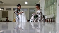 Mul mengatakan jika batik Betawi biasa menggunakan warna yang cerah sedangkan Batik Marunda menggunakan warna-warna yang gelap. Batik Marunda diproduksi di Rusunawa Marunda Blok A 10 dan berada tepat di lantai dasar.