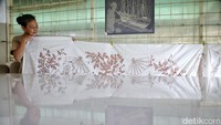 Motif-motif tersebut diambil dari flora dan fauna yang ada di sekitar Jakarta, salah satunya motif wedelia seruni atau seruni rambat di Taman Ayodya.