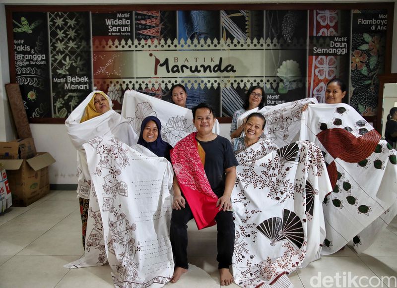 Batik Marunda lahir dari tangan-tangan terampil ibu-ibu rumah tangga di Rusunawa Marunda, Jakarta Utara. Menjadi identitas baru khas Jakarta Utara.