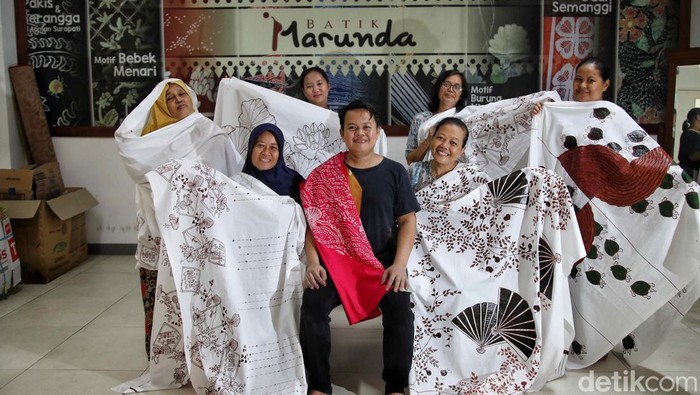 Batik Marunda lahir dari tangan-tangan terampil ibu-ibu rumah tangga di Rusunawa Marunda, Jakarta Utara. Menjadi identitas baru khas Jakarta Utara.