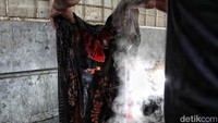 Biasanya untuk kain batik dengan motif yang rumit perlu waktu hingga dua minggu pengerjaannya, seperti motif pinisi. Namun bagi salah satu pecanting Batik Marunda, Saras, menyebut dalam satu hari bisa menorehkan malam ke dalam lima kain yang nantinya akan melalui proses selanjutnya untuk menjadi kain batik yang cantik.