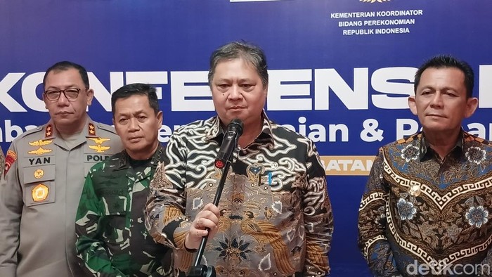 Menteri Koordinator Bidang Perekonomian Republik Indonesia, Airlangga Hartarto saat memberikan keterangan keberlangsungan PSN Rempang Eco City.