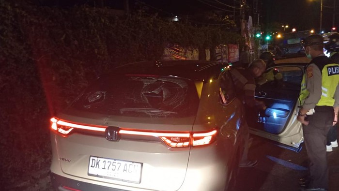Mobil dikendarai WN Inggris, Thomas James Simpson (39), dihentikan massa di Jalan Pemelisan, Kelurahan Serangan, Denpasar seusai menabrak lari pemotor, Kamis (11/7/2024). (Tangkapan layar video)