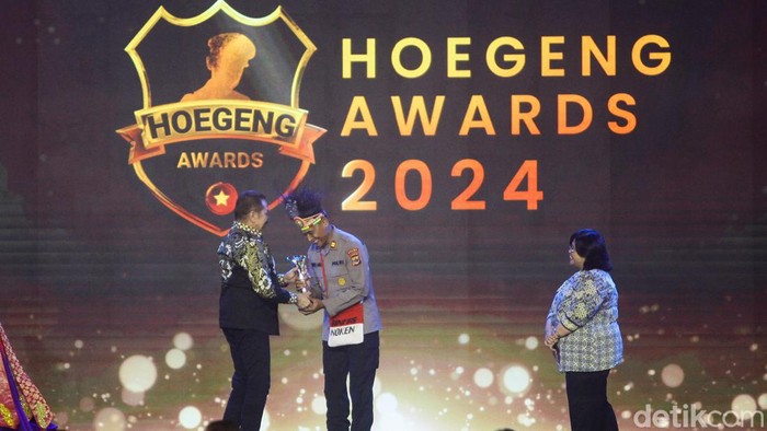 Penerima penghargaan Hoegeng Awards 2024 diumumkan. Ps Kasat Binmas Polres Jayapura Iptu Made Ambo dianugerahi Hoegeng Awards 2024 kategori Polisi Berdedikasi. Penganugerahan Hoegeng Awards 2024 ini digelar di The Tribrata Darmawangsa, Kebayoran Baru, Jakarta Selatan, Jumat (12/7/2024).