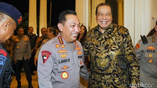 Kapolri Jenderal Listyo Sigit Prabowo menghadiri malam puncak penganugerahan Hoegeng Awards 2024. Ini momen Kapolri tiba dan disambut Chairul Tanjung.