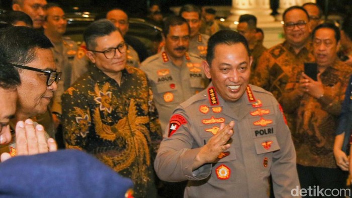 Momen Kapolri Disambut CT di Malam Hoegeng Awards 2024 Kapolri Jenderal Listyo Sigit Prabowo menghadiri malam puncak penganugerahan Hoegeng Awards 2024. Ini momen Kapolri tiba dan disambut Chairul Tanjung.