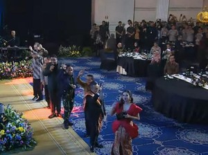 Seru! Kapolri-Panglima TNI hingga CT Goyang Gemu Famire Saat Hoegeng Awards