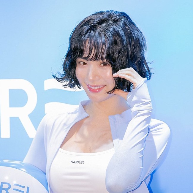 Nana eks After School mengejutkan penggemar dengan penampilannya di acara brand sportswear Korea, BARREL. Bintang drama Korea Mask Girl itu tampil dengan potongan rambut bob dan bergelombang. Foto: Instagram