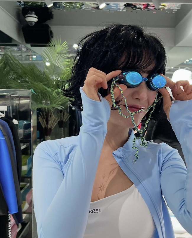 “cantikknyaaaaa 😭😭😭😭” “pulang dari bali potong rambut siapa yg menyakiti mba nana,” “nana knows how sweet it tastes,” I’m all for this Hanni-fication of Nana,” komentar sejumlah netizen. Foto: Instagram