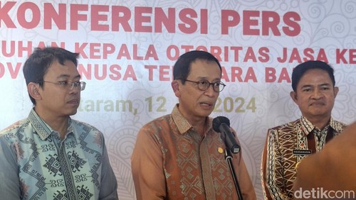 Kepala Eksekutif Pengawas Perbankan sekaligus Anggota Dewan Komisioner OJK RI Dian Ediana Rae (tengah) saat diwawancarai awak media, Jumat malam (12/7/2024).

Nathea Citra/detikBali