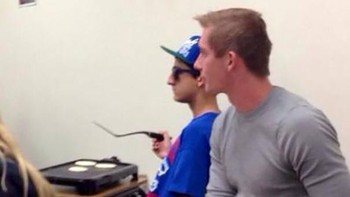 Bikin pancake di dalam kelas. Kayaknya baru sempat sarapan. Foto: via Bored Panda