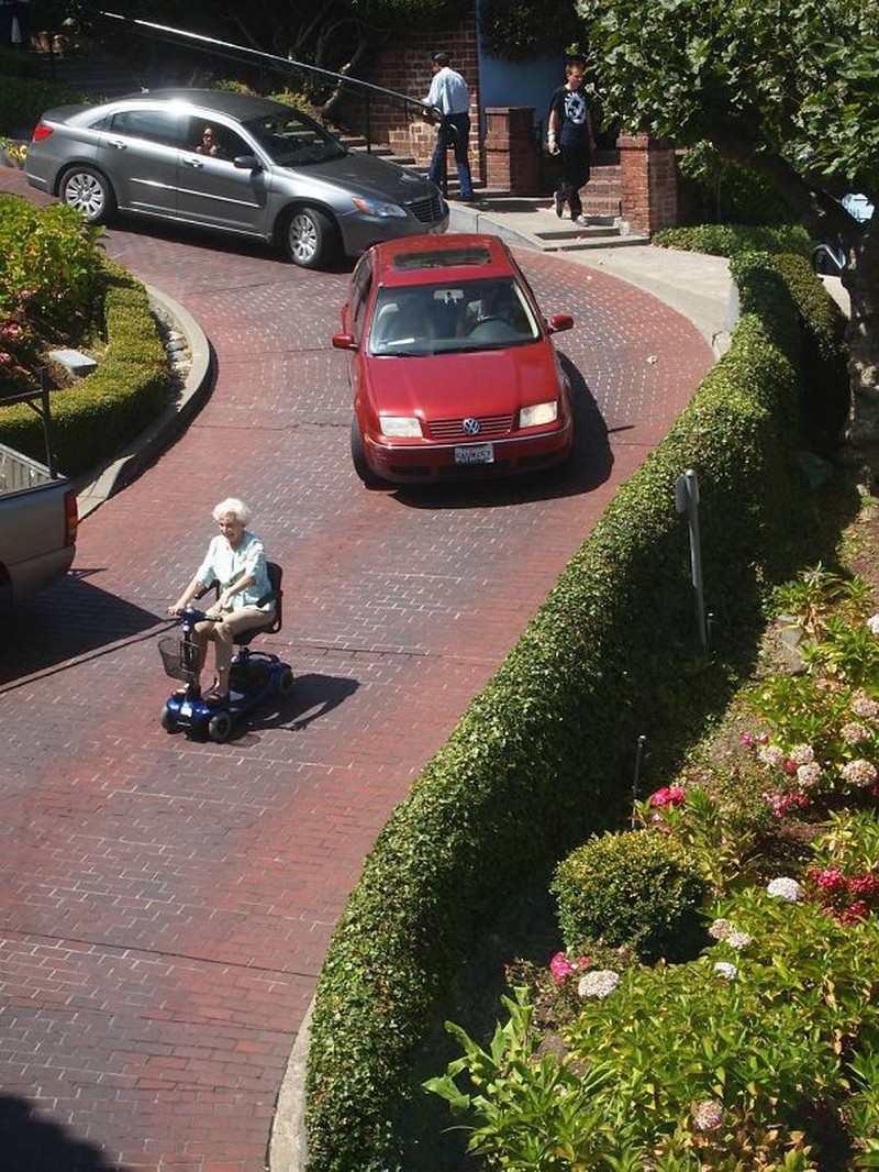 Ada kalanya hidup dibawa santai, semua biar tetap waras di Bumi yang sudah gila ini. Kayak orang-orang berikut ini.