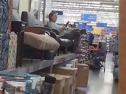 Orang-orang Ini Santuy Banget, Definisi Living in the Moment