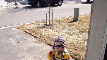 Carter cuma minta pisang ke tetangganya. Setelah dapat, dia pergi begitu saja. Foto: Theone211 via Bored Panda