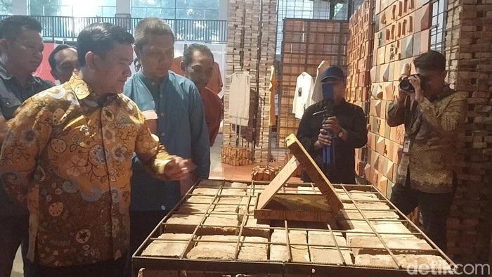 Pameran seni Terracotta Triennale Kerja Tanah.
