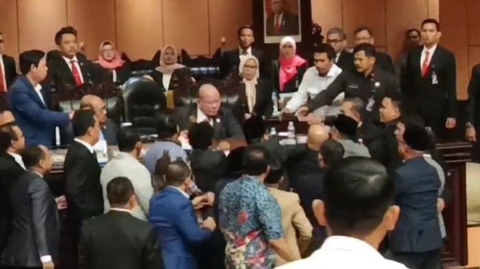 Rapat paripurna DPD RI ke-12 Masa Sidang V Tahun Sidang 2023-2024 berlangsung panas lantaran sejumlah senator bersahutan ingin menyampaikan interupsi, Jumat (12/7/2024). Anggota DPD saling mengingatkan untuk menjaga marwah bahkan meminta para senator untuk bertaubat.