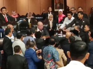 Ricuh Paripurna DPD, Mikrofon La Nyalla Direbut-Palu Selamat