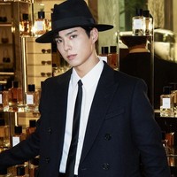 Dalam kesempatan itu, Park Bo Gum mencuri perhatian dengan penampilannya memakai topi dan setelan jas hitam. Tak sedikit yang melihat kemiripannya dengan karakter Lee Dong Wook di drakor Goblin. Foto: dok. CELINE