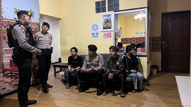 Pasangan mesum saat nginap di hotel terjaring razia
