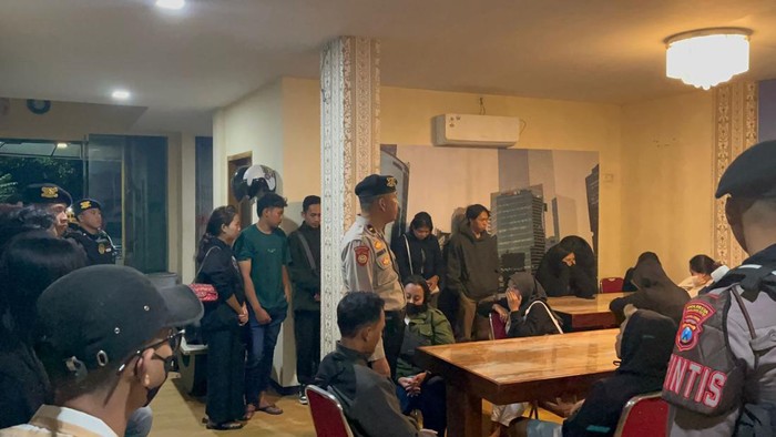 Pasangan mesum saat nginap di hotel terjaring razia