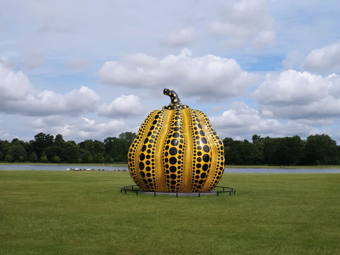 Patung Labu Yayoi Kusama Patung Labu Yayoi Kusama