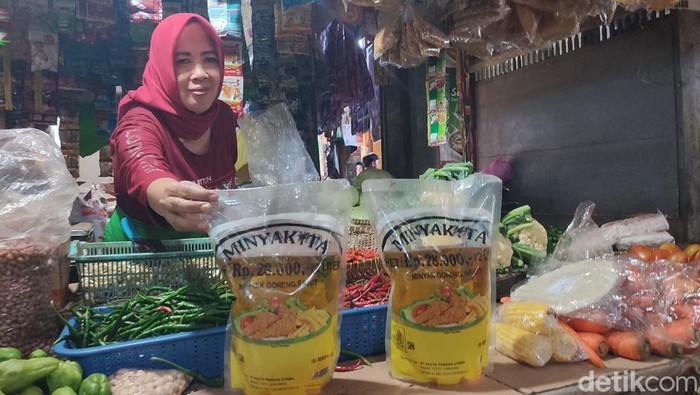 Pedagang di Pasar Manis Ciamis menunjukan minyak goreng Minyakita.
