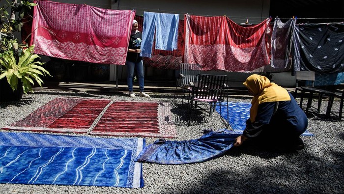 Peserta menjemur kain batik saat pelatihan untuk pelaku Industri Kecil Menengah (IKM) di Rumah Batik Komar, Bandung, Jawa Barat, Kamis (11/7/2024). Sebanyak 40 pelaku IKM bidang fesyen dan kerajinan mendapatkan pelatihan batik dan ecoprint yang digelar oleh Pemerintah Kota Bandung untuk peningkatan edukasi desain batik sehingga mempunyai daya saing di pasar lokal maupun internasional. ANTARA FOTO/Novrian Arbi/nym.