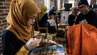 Peserta mengikuti pelatihan membatik di Rumah Batik Komar, Bandung, Jawa Barat, Kamis (11/7/2024).