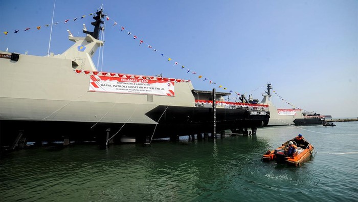 Peluncuran Dua Kapal PC 60 M TNI AL Kepala Staf Angkatan Laut (KSAL) Laksamana TNI Muhammad Ali (ketiga kanan) memberikan keterangan pers saat peluncuran dua kapal perang tipe Patroli Cepat (PC) 60 M di Galangan Kapal PT Caputra Mitra Sejati, Kabupaten Serang, Banten, Jumat (12/7/2024). TNI AL meluncurkan dua unit kapal perang tipe Patroli Cepat (PC) 60 M yaitu KRI Hampala-880 dan KRI Lumba-lumba 881 buatan dalam negeri yang bertujuan untuk melakukan pengamanan di wilayah Marauke dan Tarakan. ANTARA FOTO/Muhammad Bagus Khoirunas/aww.