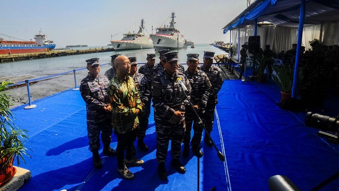 Peluncuran Dua Kapal PC 60 M TNI AL Kepala Staf Angkatan Laut (KSAL) Laksamana TNI Muhammad Ali (ketiga kanan) memberikan keterangan pers saat peluncuran dua kapal perang tipe Patroli Cepat (PC) 60 M di Galangan Kapal PT Caputra Mitra Sejati, Kabupaten Serang, Banten, Jumat (12/7/2024). TNI AL meluncurkan dua unit kapal perang tipe Patroli Cepat (PC) 60 M yaitu KRI Hampala-880 dan KRI Lumba-lumba 881 buatan dalam negeri yang bertujuan untuk melakukan pengamanan di wilayah Marauke dan Tarakan. ANTARA FOTO/Muhammad Bagus Khoirunas/aww.