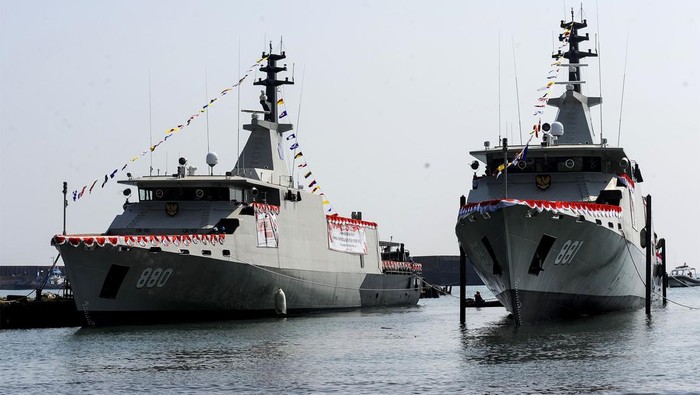 Peluncuran Dua Kapal PC 60 M TNI AL Kepala Staf Angkatan Laut (KSAL) Laksamana TNI Muhammad Ali (ketiga kanan) memberikan keterangan pers saat peluncuran dua kapal perang tipe Patroli Cepat (PC) 60 M di Galangan Kapal PT Caputra Mitra Sejati, Kabupaten Serang, Banten, Jumat (12/7/2024). TNI AL meluncurkan dua unit kapal perang tipe Patroli Cepat (PC) 60 M yaitu KRI Hampala-880 dan KRI Lumba-lumba 881 buatan dalam negeri yang bertujuan untuk melakukan pengamanan di wilayah Marauke dan Tarakan. ANTARA FOTO/Muhammad Bagus Khoirunas/aww.