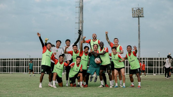 Pemain yang tergabung dalam tim hijau selebrasi usai memenangi adu penalti
