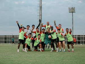 Liga 1: Cara Paul Munster Cairkan Suasana Tim di Tengah Latihan Berat