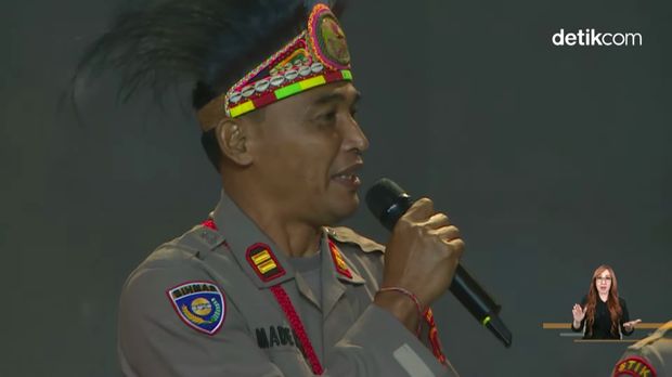 Pemenang Hoegeng Awards 2024 kategori 'Polisi Berdedikasi', Iptu Made Ambo, menyampaikan keinginan mewujudkan janji kepada ibunda di depan Kapolri. (YouTube Divisi Humas Polri)