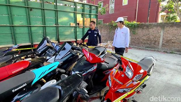 Penampakan belasan motor bodong yang diangkut truk warga kini diamankan polisi dan dibawa ke Mapolresta Pati, Jumat (12/7/2024).
