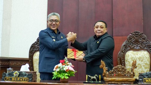 Pengesahan laporan pertanggungjawaban pelaksanaan APBD Kabupaten Gianyar 2023 di ruang sidang DPRD Gianyar, Jumat (12/7/2024). (Foto: Pemkab Gianyar)