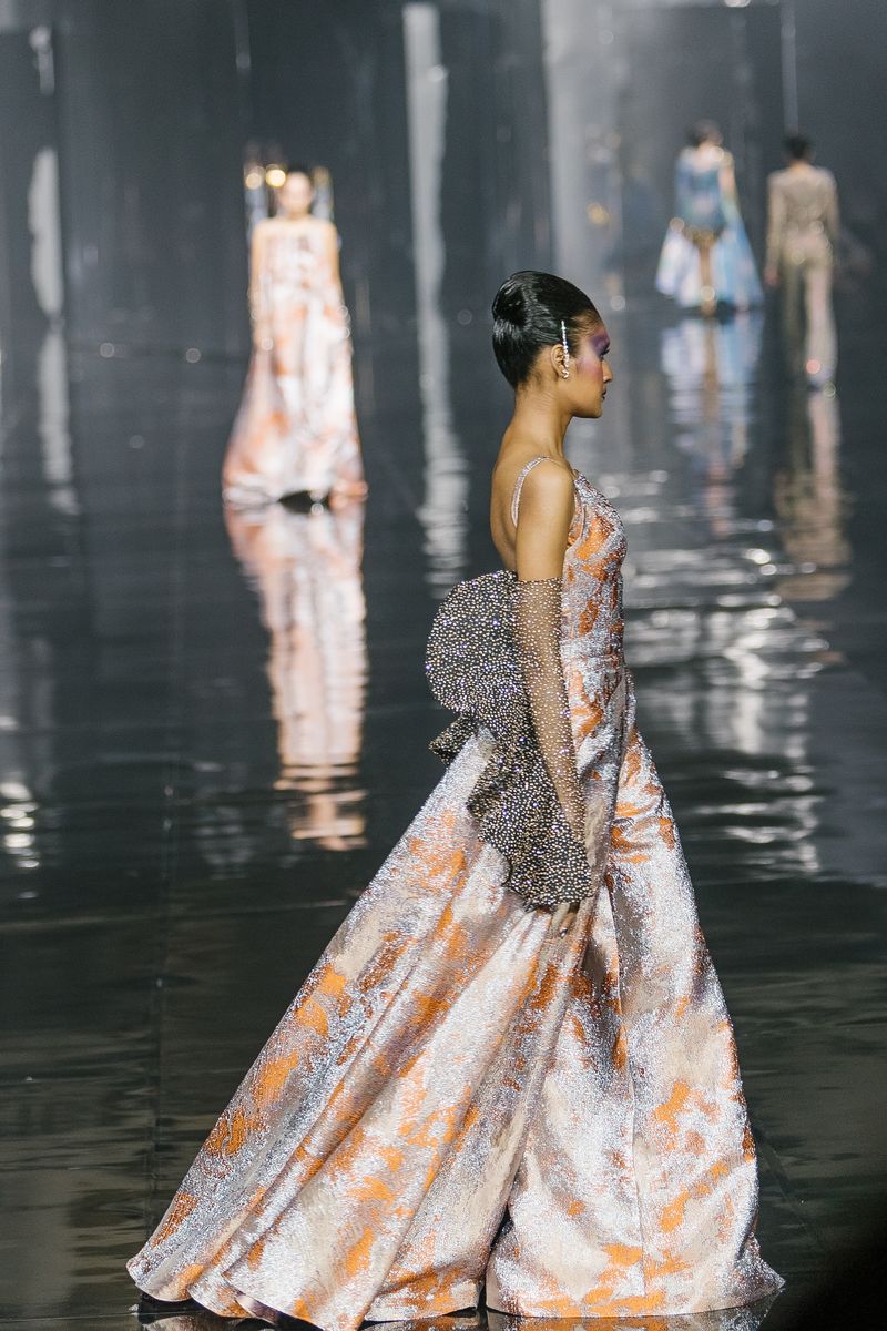 Peragaan Busana 'Supernova' 20 Tahun Ivan Gunawan Berkarya Ivan Gunawan menggelar peragaan busana 'Supernova' di Hotel Mulia Jakarta, Kamis (11/7/2024) untuk merayakan 20 tahun berkarya.