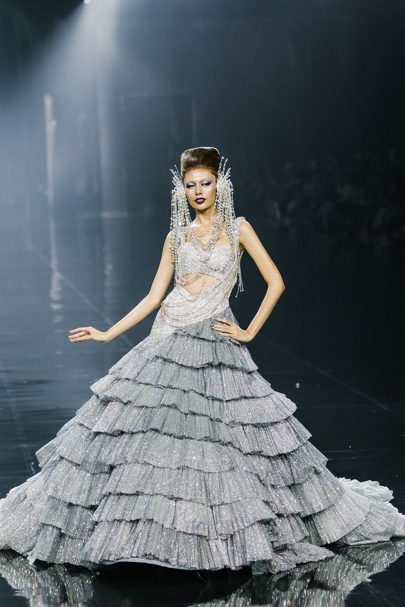 Peragaan Busana 'Supernova' 20 Tahun Ivan Gunawan Berkarya Ivan Gunawan menggelar peragaan busana 'Supernova' di Hotel Mulia Jakarta, Kamis (11/7/2024) untuk merayakan 20 tahun berkarya.